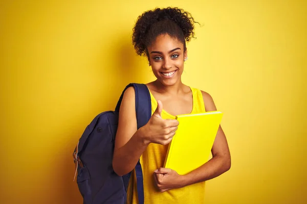 Sırt Çantasıyla Gezen Amerikalı Bir Öğrenci Sarı Arka Plan Üzerinde — Stok fotoğraf