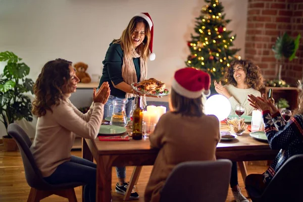 Schöne Gruppe Von Frauen Die Glücklich Und Zuversichtlich Lächeln Zeigt — Stockfoto