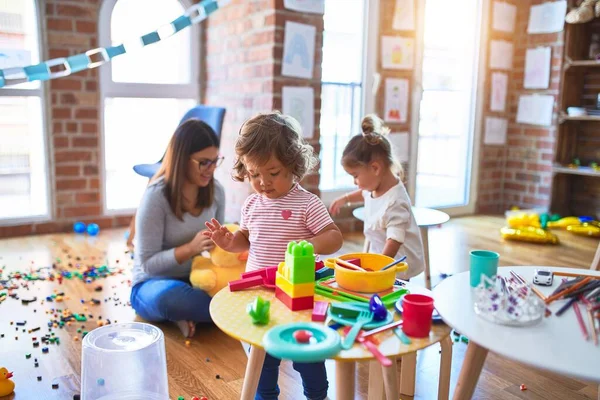 Joven Hermosa Maestra Niños Pequeños Jugando Jardín Infantes — Foto de Stock