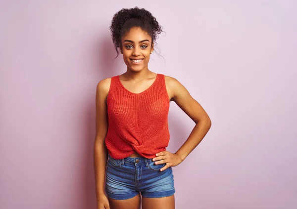カジュアルなオレンジのTシャツを着て立っている若い美しいアフリカ系アメリカ人女性 — ストック写真