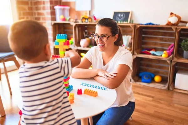 Schöne Lehrerin Und Kleinkind Spielen Mit Bauklötzen Bauturm Kindergarten — Stockfoto