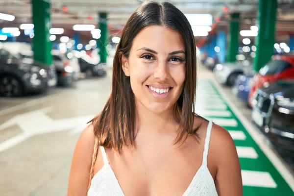 Jovem Mulher Sorrindo Confiante Estacionamento Subterrâneo Torno Carros Luzes — Fotografia de Stock