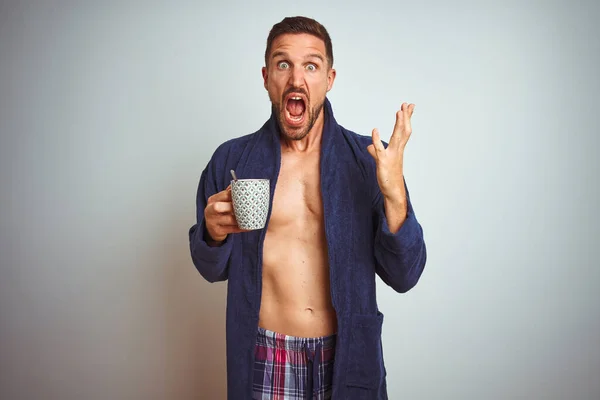 Shirtless Man Bär Bekväma Pyjamas Och Mantel Dricka Kopp Kaffe — Stockfoto