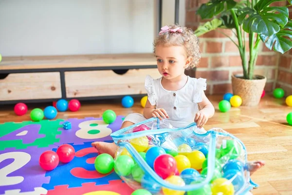 漂亮的高加索婴儿在五颜六色的游戏室玩玩具 幼稚园快乐欢乐的五彩缤纷的球 — 图库照片
