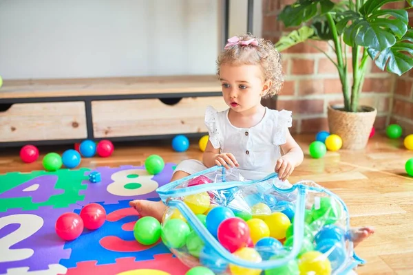 Beau Bébé Caucasien Jouant Avec Des Jouets Salle Jeux Colorée — Photo