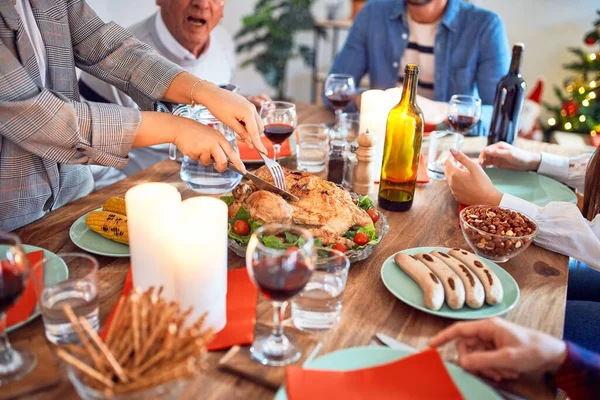 Hermosa Reunión Familiar Sonriendo Feliz Confiado Tallar Pavo Asado Celebrando — Foto de Stock