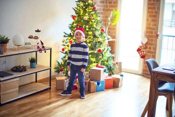 Criança Adorável Sorrindo Feliz Confiante Usando Chapéu Papai Noel Com — Fotografia de Stock