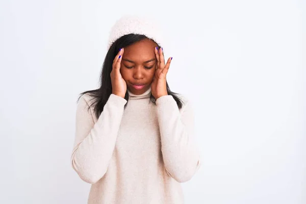 Hermosa Mujer Afroamericana Joven Con Suéter Cuello Alto Sombrero Invierno — Foto de Stock