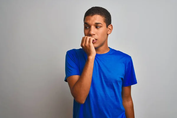 Homem Árabe Bonito Jovem Vestindo Camiseta Azul Sobre Fundo Branco — Fotografia de Stock