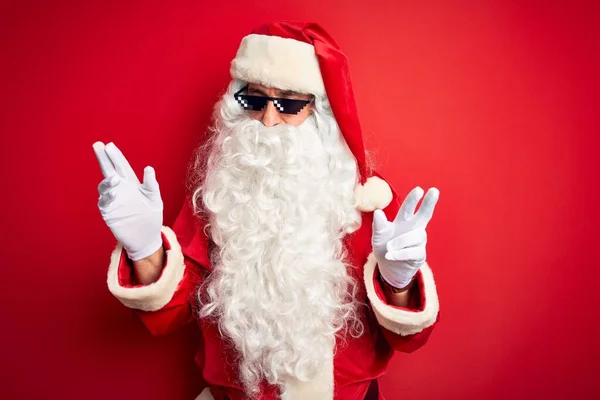 Homem Meia Idade Vestindo Traje Papai Noel Óculos Sol Sobre — Fotografia de Stock