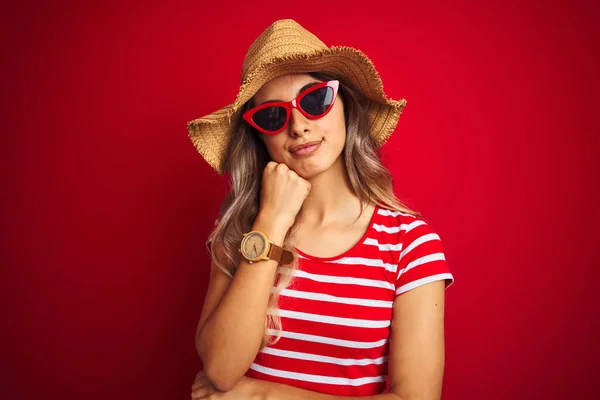 Jovem Mulher Bonita Vestindo Óculos Sol Chapéu Verão Sobre Fundo — Fotografia de Stock