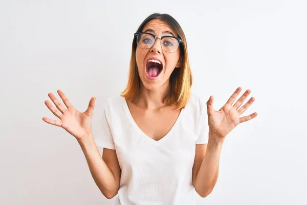 Bella Rossa Donna Con Gli Occhiali Sfondo Isolato Che Celebra — Foto Stock