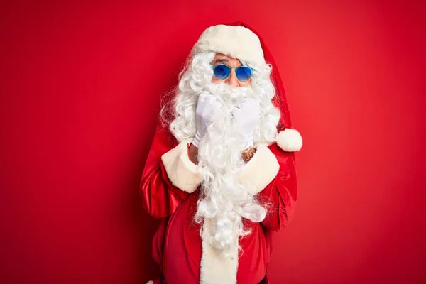 Mężczyzna Średnim Wieku Ubrany Kostium Świętego Mikołaja Okulary Przeciwsłoneczne Odizolowanym — Zdjęcie stockowe