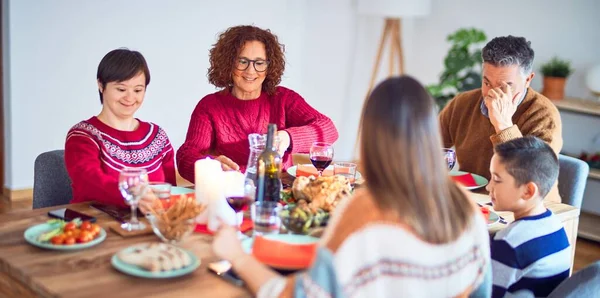 Mooie Familie Glimlachend Gelukkig Zelfverzekerd Geroosterde Kalkoen Eten Kerstmis Thuis — Stockfoto