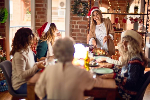 女性の美しいグループの幸せと自信を笑顔 自宅でクリスマスを祝うロースト七面鳥を彫る — ストック写真