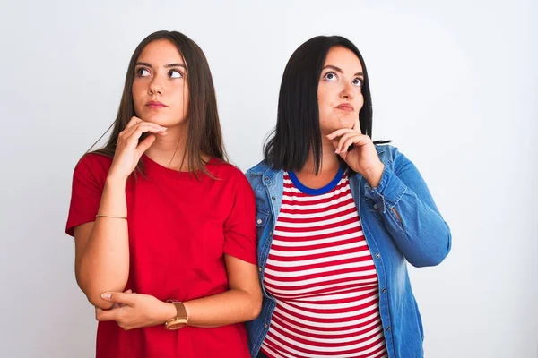 Mujeres Hermosas Jóvenes Que Usan Ropa Casual Pie Sobre Fondo —  Fotos de Stock