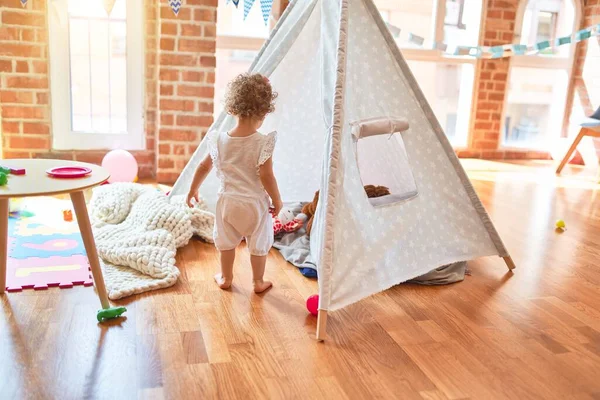 Schöne Kaukasische Säugling Spielt Mit Spielzeug Bunten Spielzimmer Fröhlich Und — Stockfoto