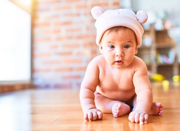 Bebê Adorável Deitado Sofá Casa Recém Nascido Vestindo Chapéu Fanny — Fotografia de Stock