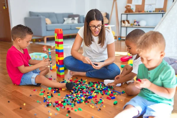 Junge Schöne Lehrerin Und Kleinkinder Spielen Kindergarten Mit Bauklötzen Viele — Stockfoto