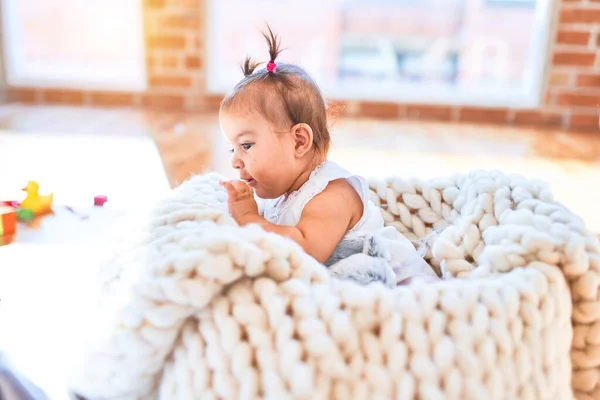 Vackra Spädbarn Glad Dagis Runt Färgglada Leksaker Som Ligger Inne — Stockfoto