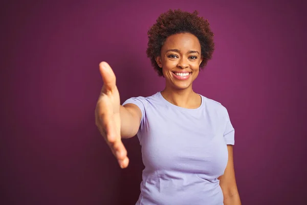 Jovem Mulher Americana Africana Bonita Com Cabelo Afro Sobre Fundo — Fotografia de Stock