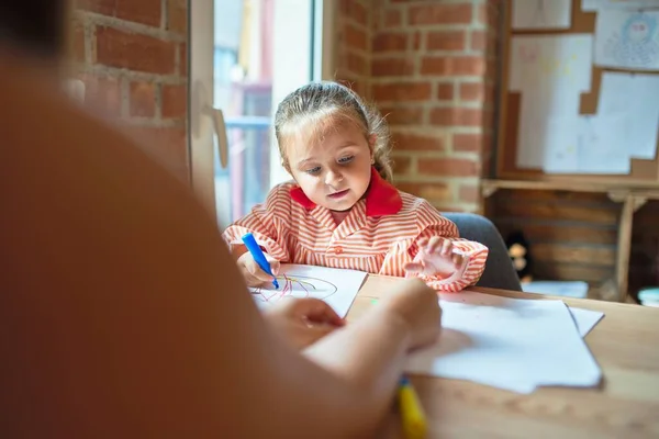 Mooie Leraar Blond Student Peuter Meisje Dragen School Uniform Tekening — Stockfoto