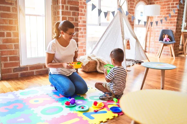 Beau Garçon Tout Petit Assis Sur Puzzle Jouant Avec Des — Photo