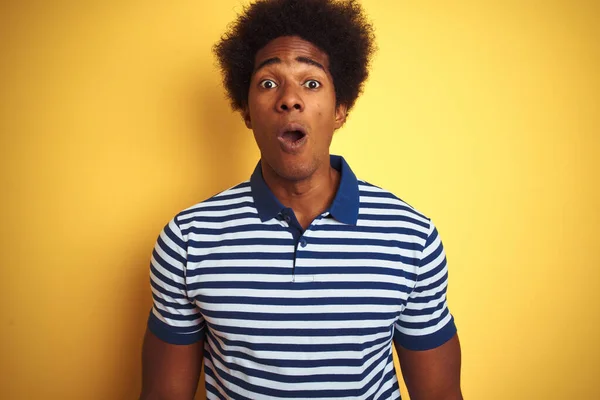 Amerikanischer Mann Mit Afro Haaren Marinestreifem Polo Der Vor Isoliertem — Stockfoto