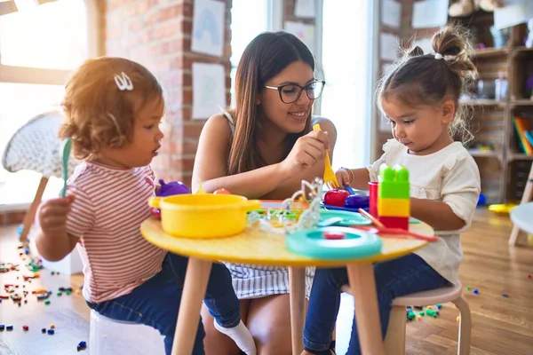 Junge Schöne Lehrerin Und Kleinkinder Spielen Mahlzeiten Mit Plastiknahrung Und — Stockfoto