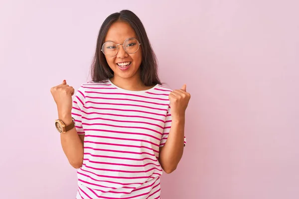 줄무늬 티셔츠와 안경을 여성은 성공을 외치며 환호성을 지르며 행복하고 모습을 — 스톡 사진