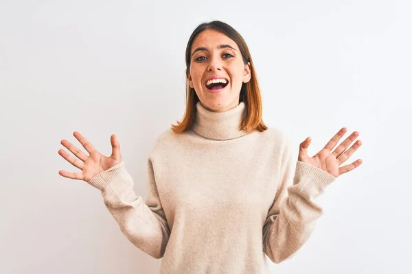 Bella Rossa Donna Indossa Maglione Collo Alto Inverno Sfondo Isolato — Foto Stock