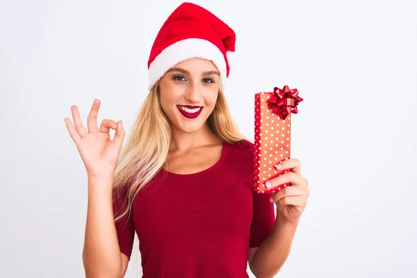 Mooie Vrouw Draagt Kerstman Hoed Houden Geschenk Geïsoleerde Witte Achtergrond — Stockfoto