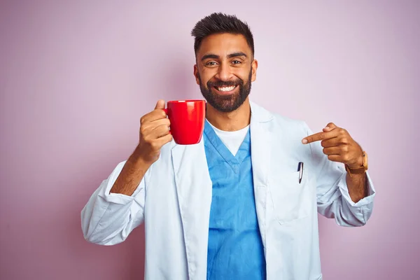 Junger Indischer Arzt Trinkt Tasse Kaffee Vor Isoliertem Rosa Hintergrund — Stockfoto