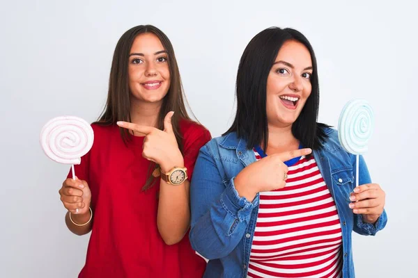 Giovani Belle Donne Che Tengono Dolce Lecca Lecca Piedi Sfondo — Foto Stock