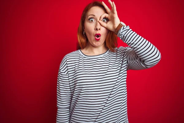 Junge Rothaarige Frau Trägern Marineblaues Hemd Steht Über Rotem Isoliertem — Stockfoto