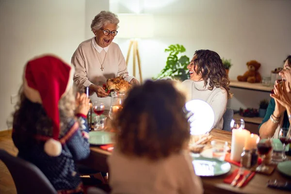 Schöne Gruppe Von Frauen Die Glücklich Und Zuversichtlich Lächeln Zeigt — Stockfoto