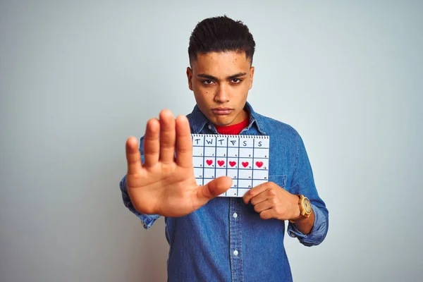 Jovem Brasileiro Segurando Calendário Sobre Fundo Branco Isolado Com Mão — Fotografia de Stock