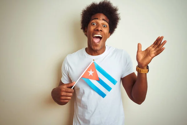 Young African American Man Holding Cuba Cuban Flag Standing Isolated — ストック写真