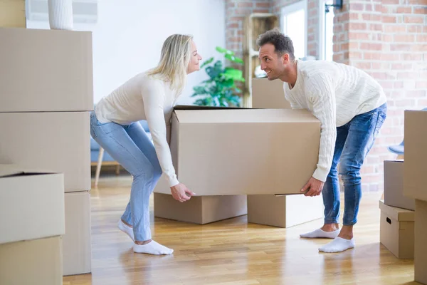 Junges Schönes Paar Zieht Kartons Neuen Zuhause — Stockfoto