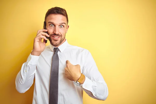 Ung Stilig Affärsman Talar Telefon Över Gul Isolerad Bakgrund Med — Stockfoto