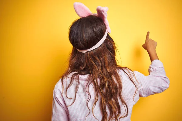 Junge Frau Pyjama Und Schlafmaske Die Über Gelbem Isolierten Hintergrund — Stockfoto