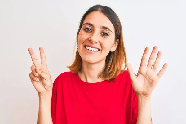 Mooie Roodharige Vrouw Draagt Casual Rood Shirt Geïsoleerde Achtergrond Tonen — Stockfoto