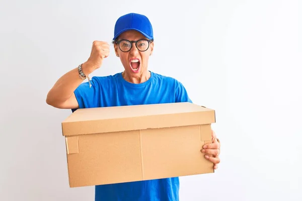 Senior Deliverywoman Indossa Cappello Occhiali Che Tengono Scatola Sfondo Bianco — Foto Stock