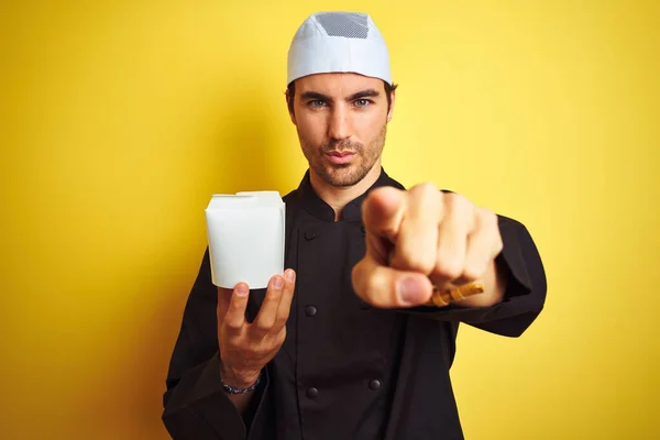 Jeune Chef Homme Portant Uniforme Chapeau Tenant Boîte Livraison Sur — Photo