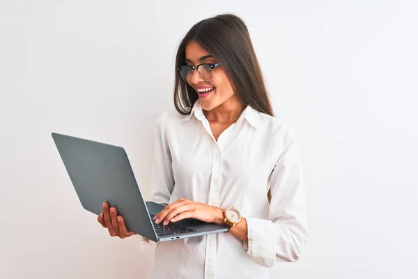 漂亮的女商人戴着眼镜 用笔记本电脑遮住孤立的白色背景 脸上挂着快乐的表情 脸上挂着自信的微笑 露出牙齿 — 图库照片