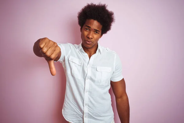 Afro Saçlı Beyaz Tişörtlü Genç Bir Adam Pembe Arka Plan — Stok fotoğraf
