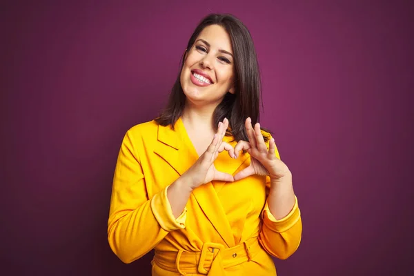 Jonge Mooie Brunette Vrouw Dragen Elegante Gele Jas Paars Geïsoleerde — Stockfoto