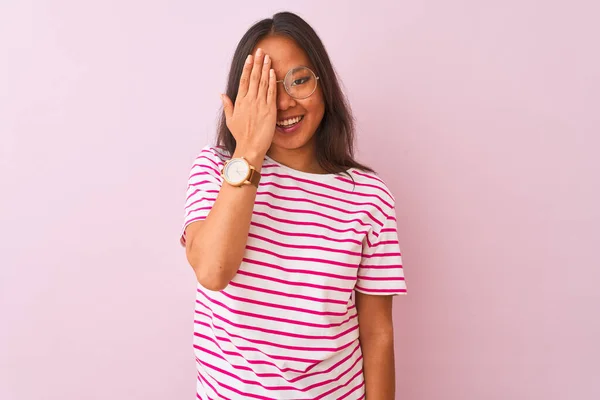 Mujer Joven China Con Camiseta Rayas Gafas Sobre Fondo Rosa — Foto de Stock