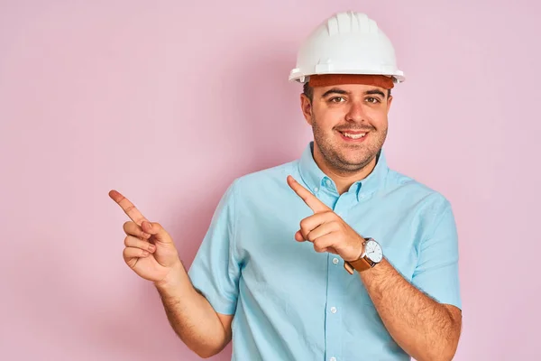 Güvenlik Kaskı Takan Genç Mimar Pembe Arka Planda Duruyor Gülümsüyor — Stok fotoğraf