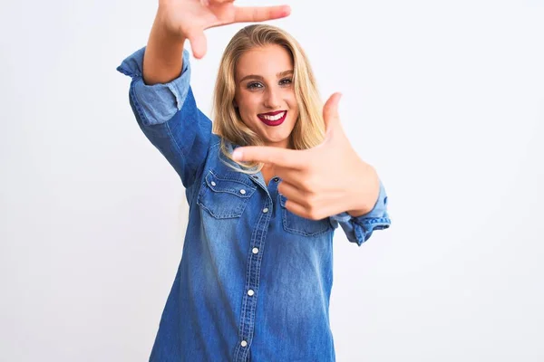 Mulher Bonita Nova Vestindo Camisa Ganga Casual Sobre Fundo Branco — Fotografia de Stock